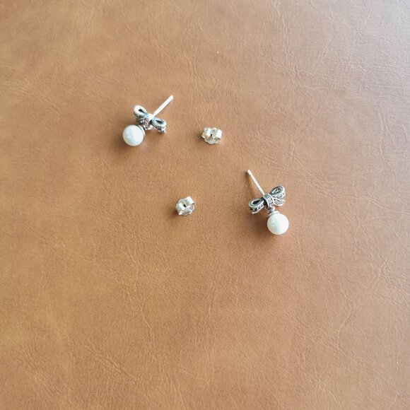 Pandora Sparkling Bow Silver Pearl Earrings Trendy - Picture 2 of 3